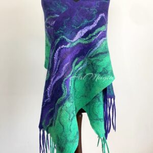 Szal filcowy "Lobelia" wykonany ręcznie metodą filcowania na mokro z wełny merynosów. Idealny na prezent handmade dla osób ceniących naturalne materiały.