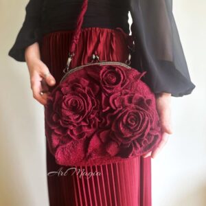 Torebka filcowana „Bordowe Róże” – ręcznie robiona damska torebka w stylu retro z wełny merynosów. Torebka w kolorze Burgundy, ozdobiona filcowanymi różami.