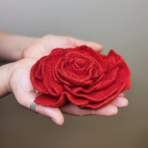 Elegancka broszka filcowa "Czerwona róża" wykonana ręcznie z wełny australijskich merynosów.