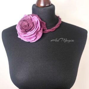 Naszyjnik filcowy z różą wykonany ręcznie z wełny merynosów w odcieniach ciemnego różu.